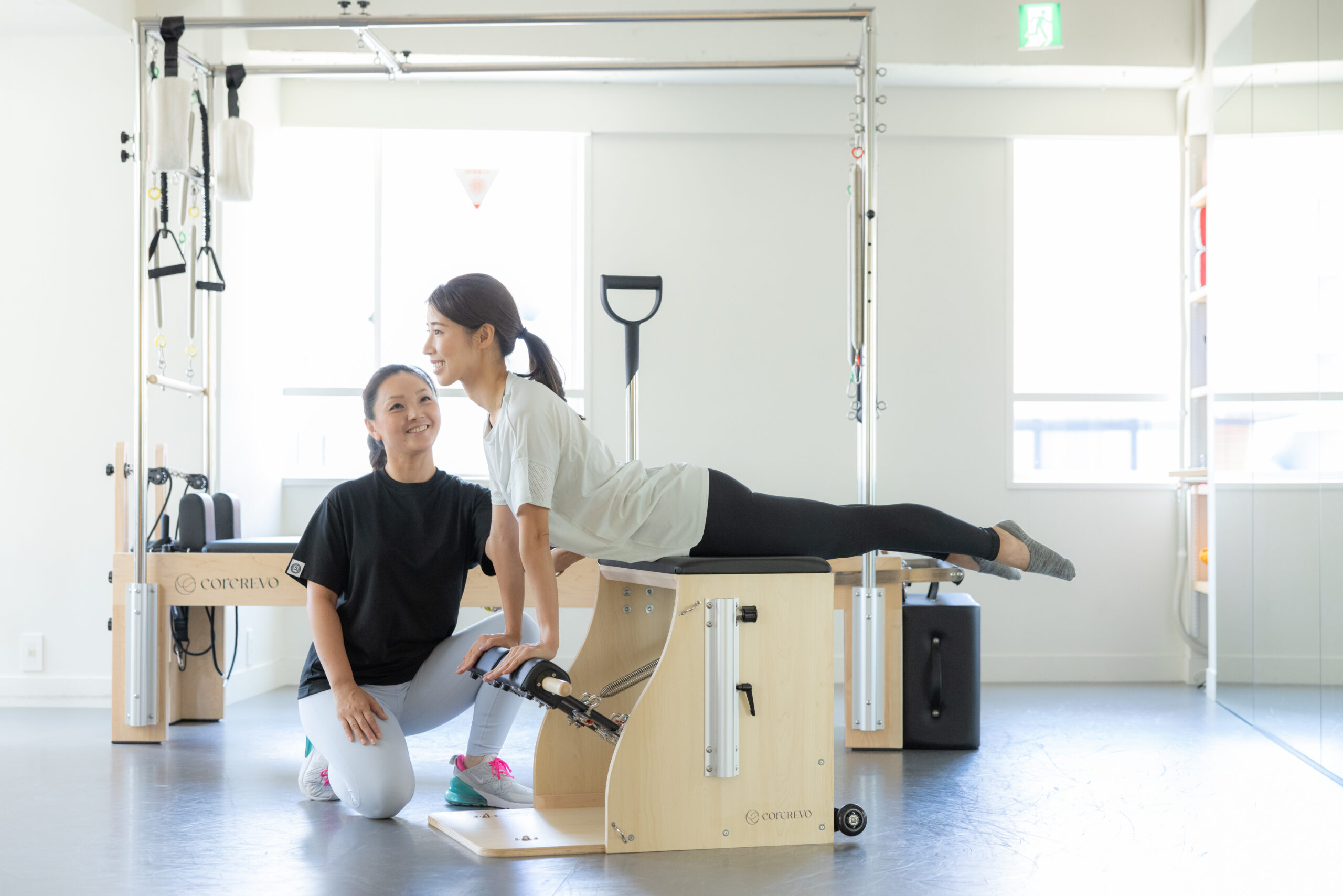 マシンピラティスを使用している女性