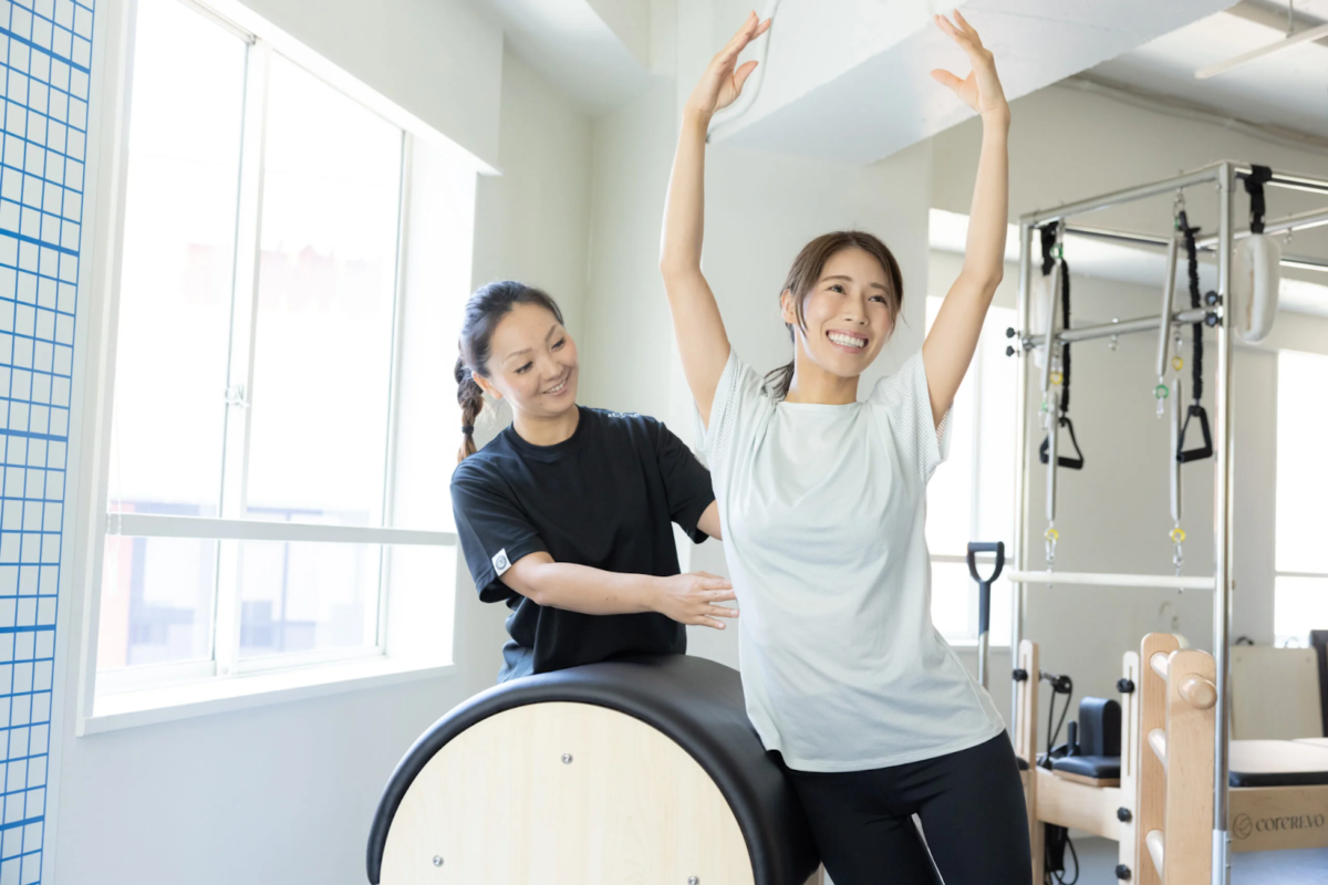 【猫背矯正】姿勢改善にはピラティスがおすすめ！原因から改善方法、リストーナでの本格アプローチまで徹底解説 | パーソナルトレーニング