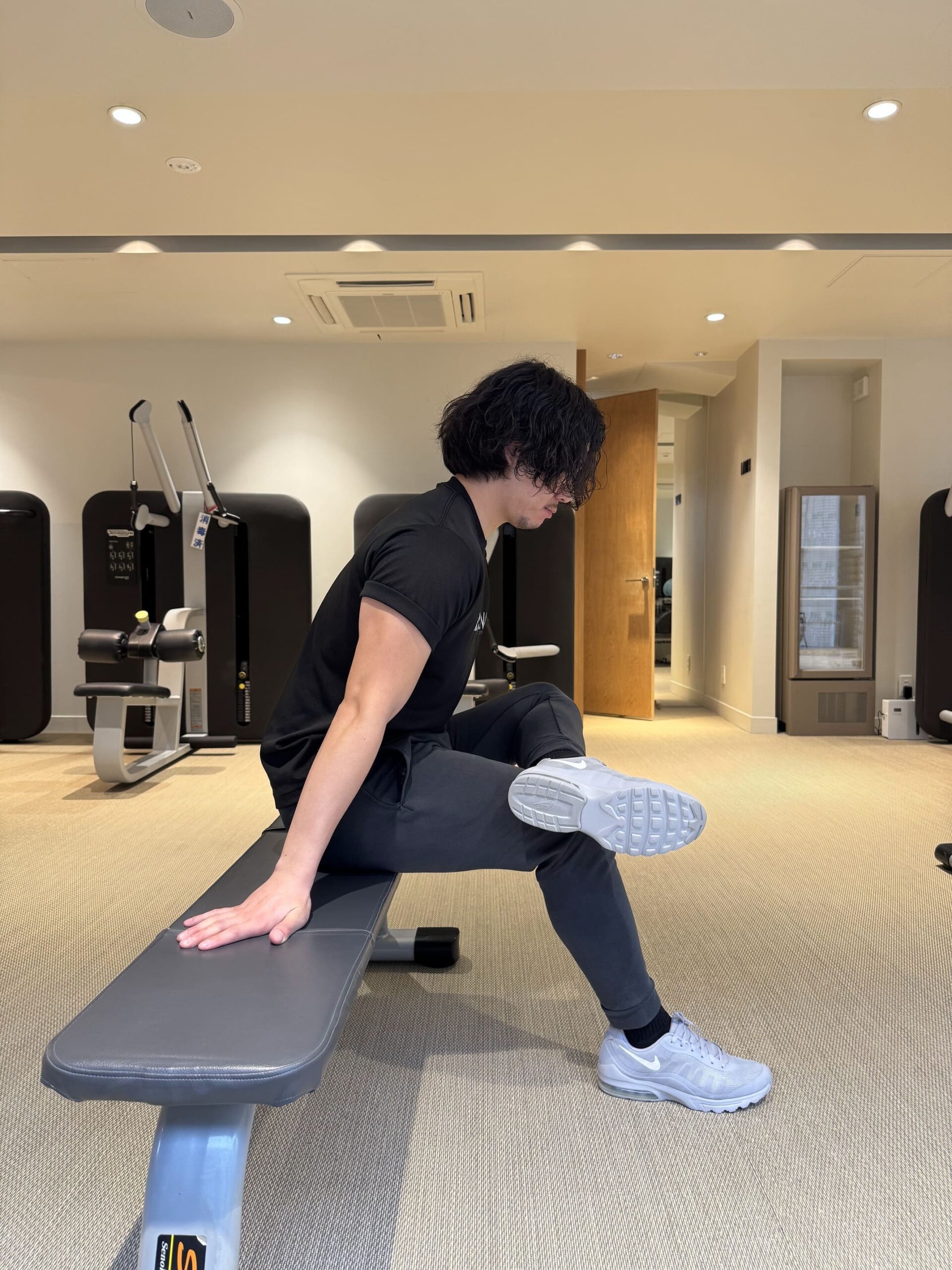 骨盤左右傾斜・ねじれタイプ向け股関節・お尻ストレッチの実演写真