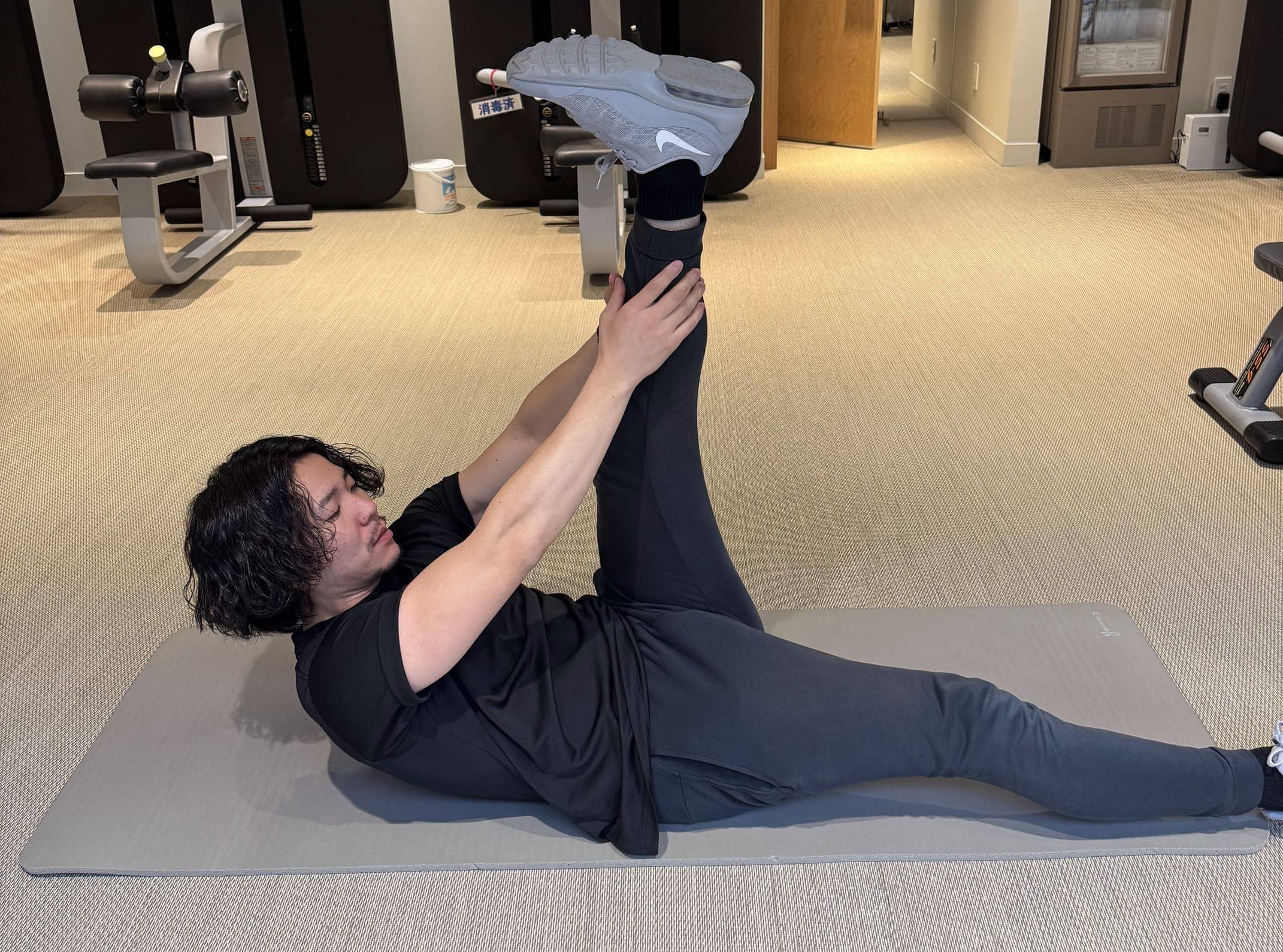 骨盤後傾・猫背タイプ向けストレッチの実演写真